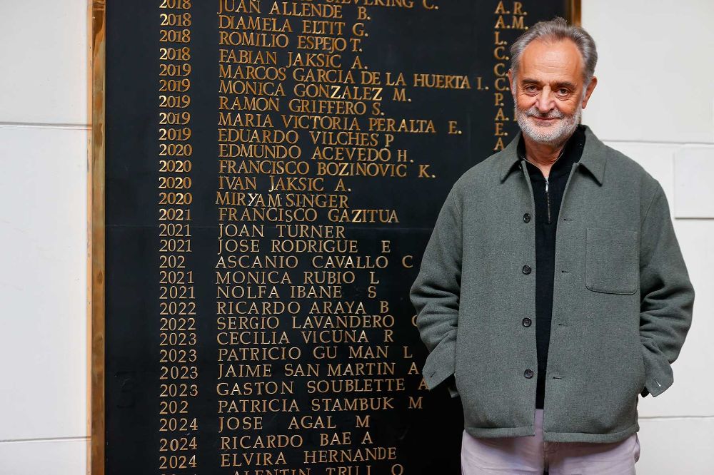 El doctor Ricardo Araya Baltra, psiquiatra egresado de la Universidad de Chile, está radicado hace años en Reino Unido, donde es profesor e investigador del King's College London.